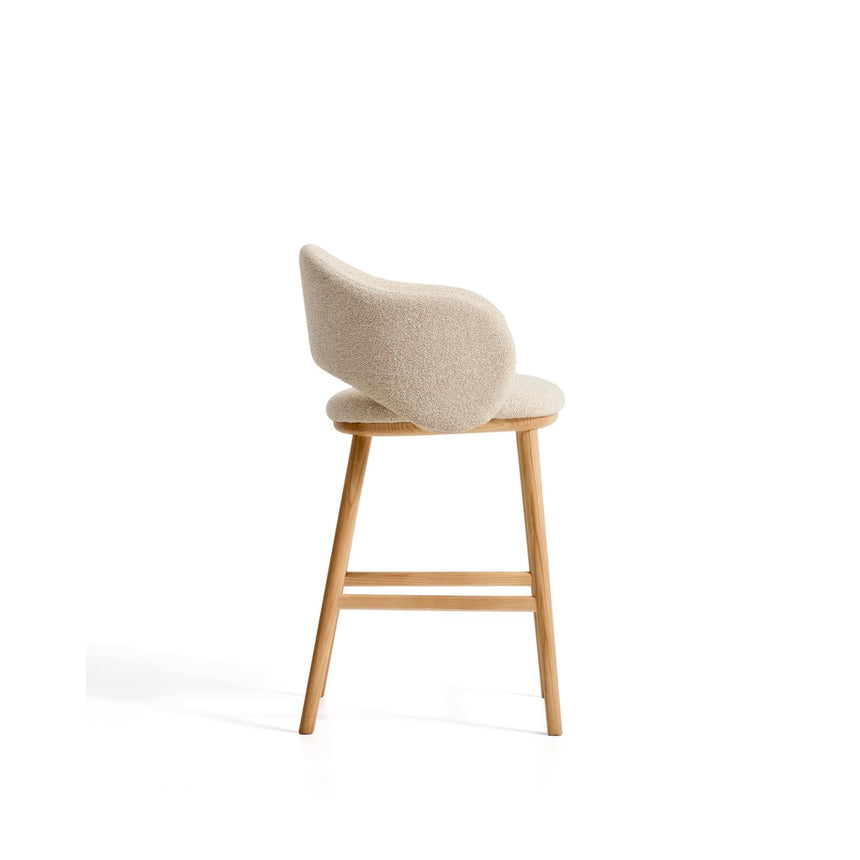 Maina Hocker aus beigem dickem Chenille mit Beinen aus massivem Eschenholz in Naturton, FSC Mix Credit 65 cm von Kave Home – Bild 3