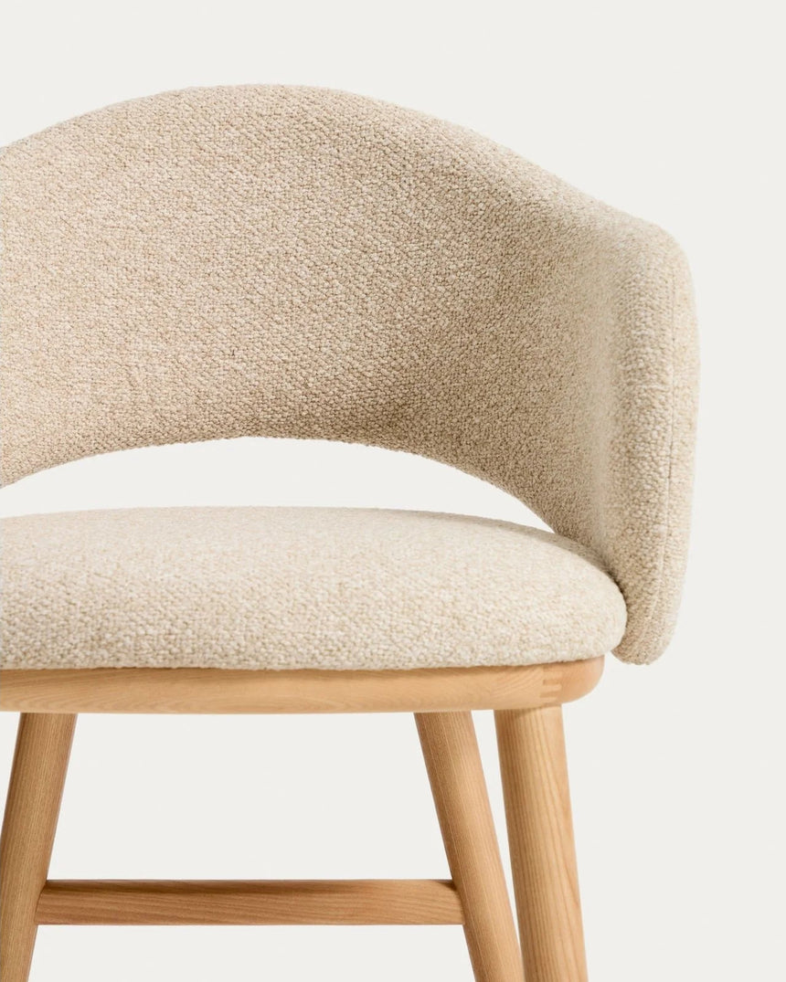 Maina Hocker aus beigem dickem Chenille mit Beinen aus massivem Eschenholz in Naturton, FSC Mix Credit 65 cm von Kave Home – Bild 7