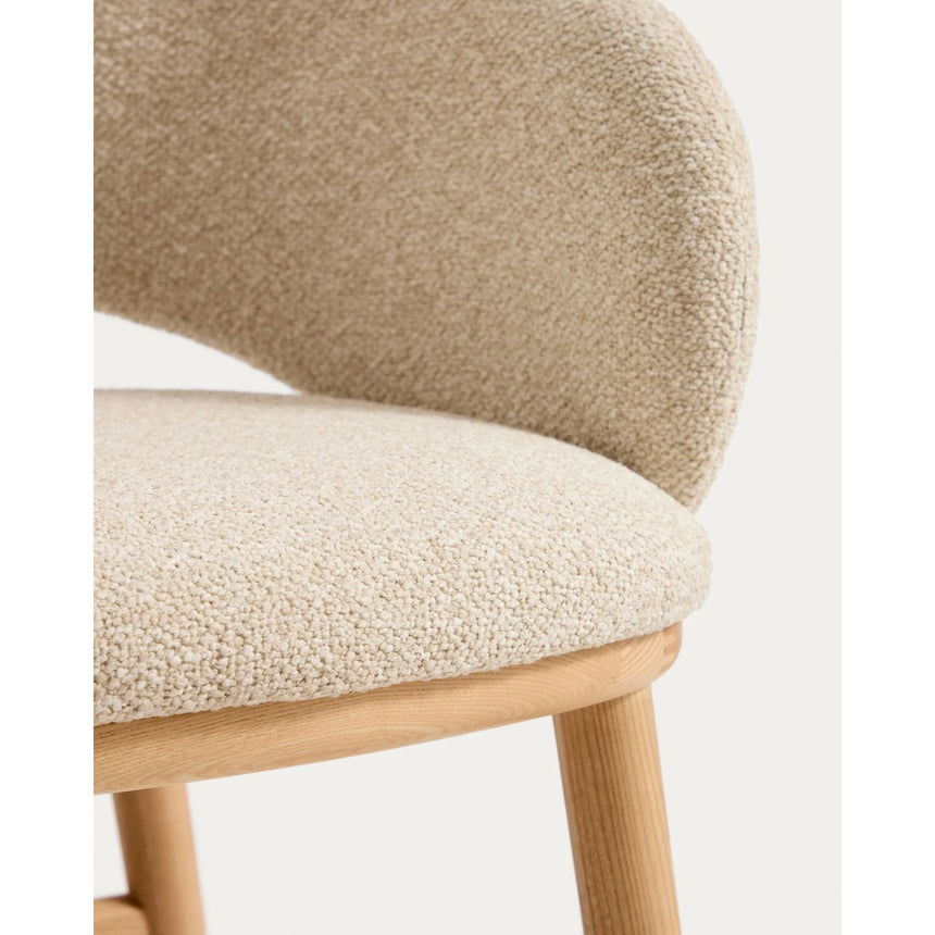 Maina Hocker aus beigem dickem Chenille mit Beinen aus massivem Eschenholz in Naturton, FSC Mix Credit 65 cm von Kave Home – Bild 8