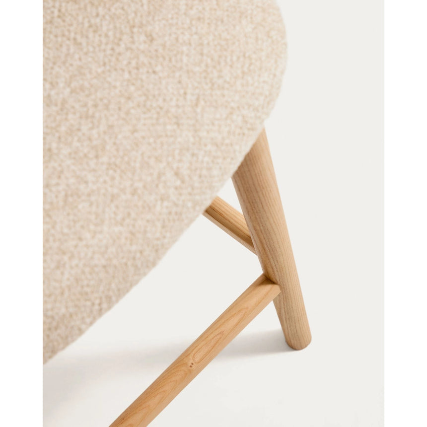 Maina Hocker aus beigem dickem Chenille mit Beinen aus massivem Eschenholz in Naturton, FSC Mix Credit 65 cm von Kave Home – Bild 9