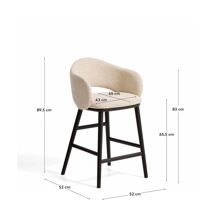 Maina Hocker aus beigem dickem Chenille mit Beinen aus massivem Eschenholz in Walnussoptik, FSC Mix Credit 65 cm von Kave Home – Bild 2