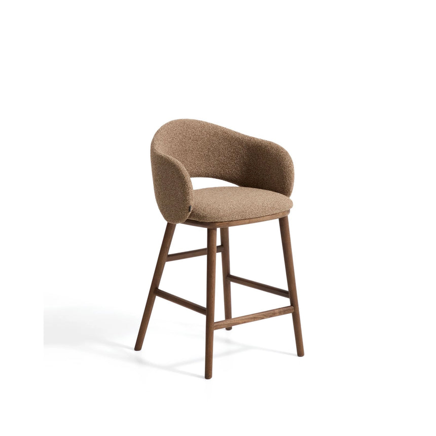 Maina Hocker aus braunem dickem Chenille mit Beinen aus massivem Eschenholz in Walnussoptik, FSC Mix Credit 65 cm von Kave Home – Bild 1