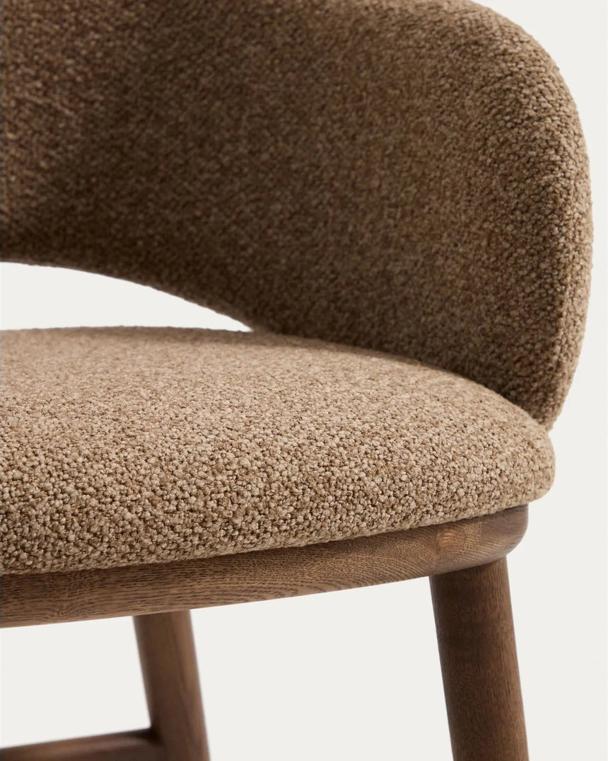 Maina Hocker aus braunem dickem Chenille mit Beinen aus massivem Eschenholz in Walnussoptik, FSC Mix Credit 65 cm von Kave Home – Bild 8