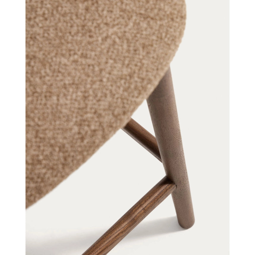 Maina Hocker aus braunem dickem Chenille mit Beinen aus massivem Eschenholz in Walnussoptik, FSC Mix Credit 65 cm von Kave Home – Bild 9