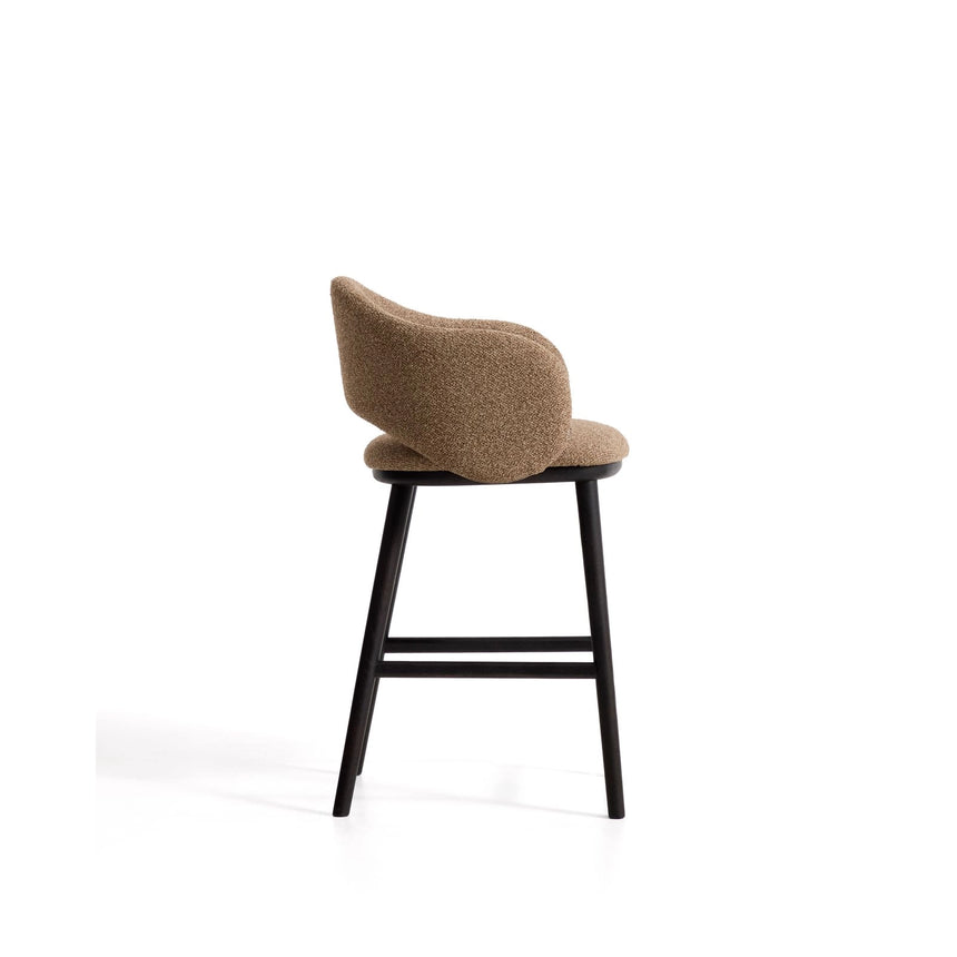 Maina Hocker aus braunem dickem Chenille und Beinen aus massivem Eschenholz mit Finish in Ebenholzoptik FSC Mix Credit 65 cm von Kave Home – Bild 2