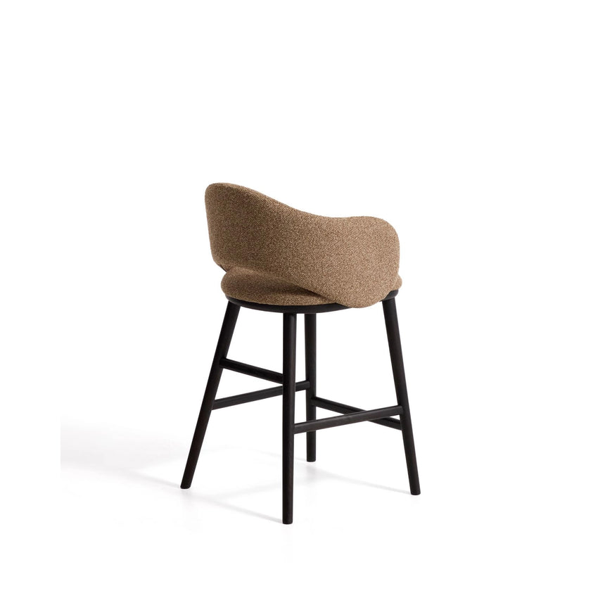 Maina Hocker aus braunem dickem Chenille und Beinen aus massivem Eschenholz mit Finish in Ebenholzoptik FSC Mix Credit 65 cm von Kave Home – Bild 3