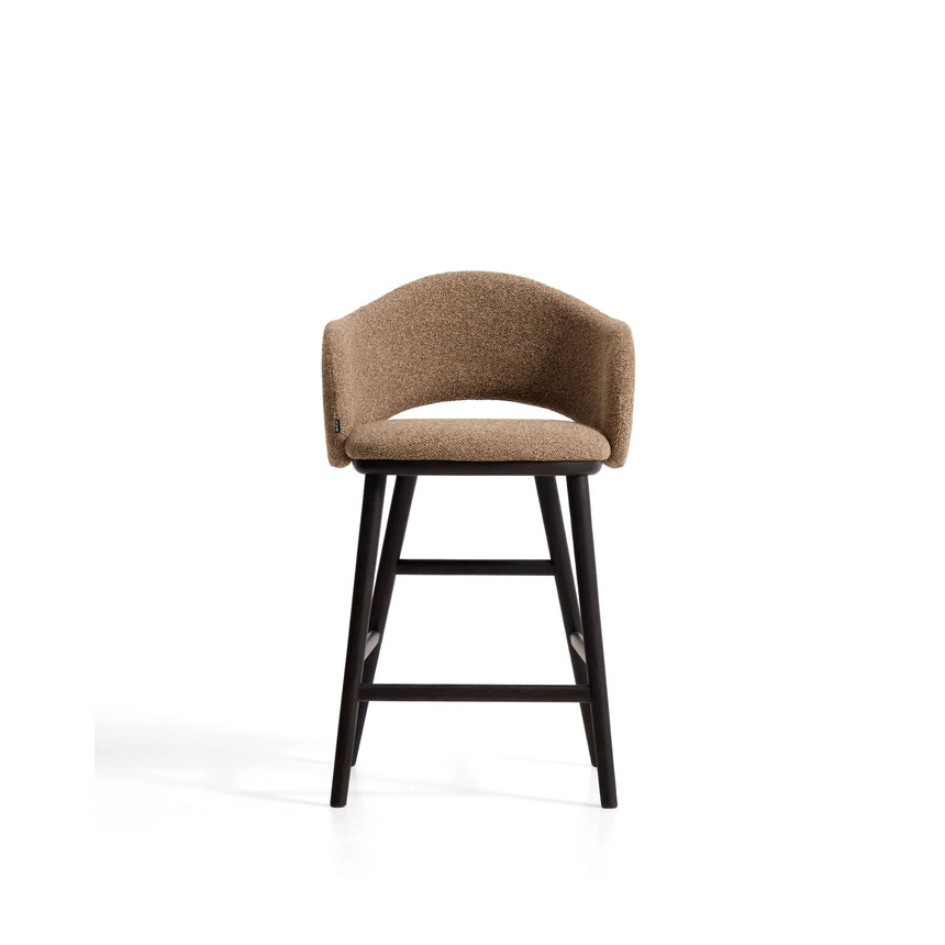 Maina Hocker aus braunem dickem Chenille und Beinen aus massivem Eschenholz mit Finish in Ebenholzoptik FSC Mix Credit 65 cm von Kave Home – Bild 4