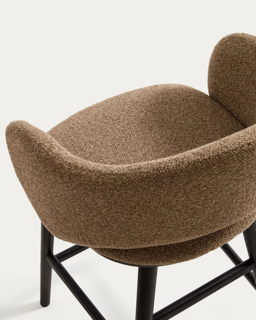 Maina Hocker aus braunem dickem Chenille und Beinen aus massivem Eschenholz mit Finish in Ebenholzoptik FSC Mix Credit 65 cm von Kave Home – Bild 9