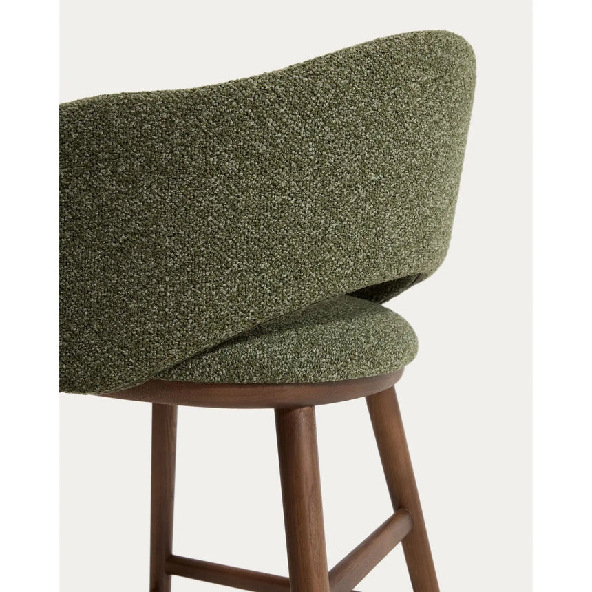 Maina Hocker aus dickem Chenille mit Beinen aus massivem Eschenholz, FSC Mix Credit 65 cm von Kave Home – Bild 11
