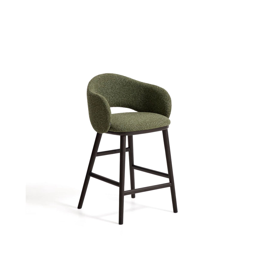 Maina Hocker aus grünem dickem Chenille mit Beinen aus massivem Eschenholz in Ebenholzoptik, FSC Mix Credit 65 cm von Kave Home – Bild 1