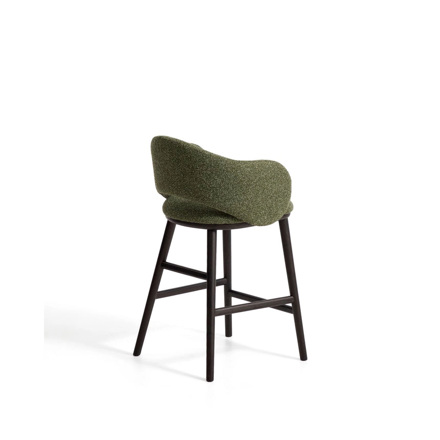 Maina Hocker aus grünem dickem Chenille mit Beinen aus massivem Eschenholz in Ebenholzoptik, FSC Mix Credit 65 cm von Kave Home – Bild 4