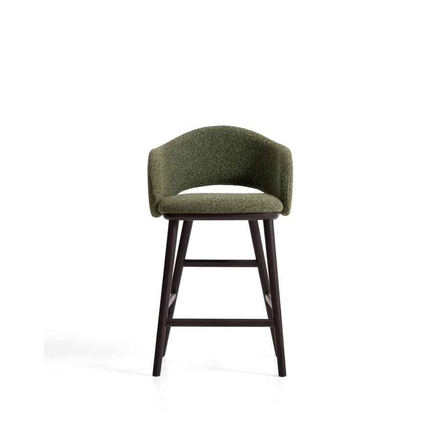 Maina Hocker aus grünem dickem Chenille mit Beinen aus massivem Eschenholz in Ebenholzoptik, FSC Mix Credit 65 cm von Kave Home – Bild 5