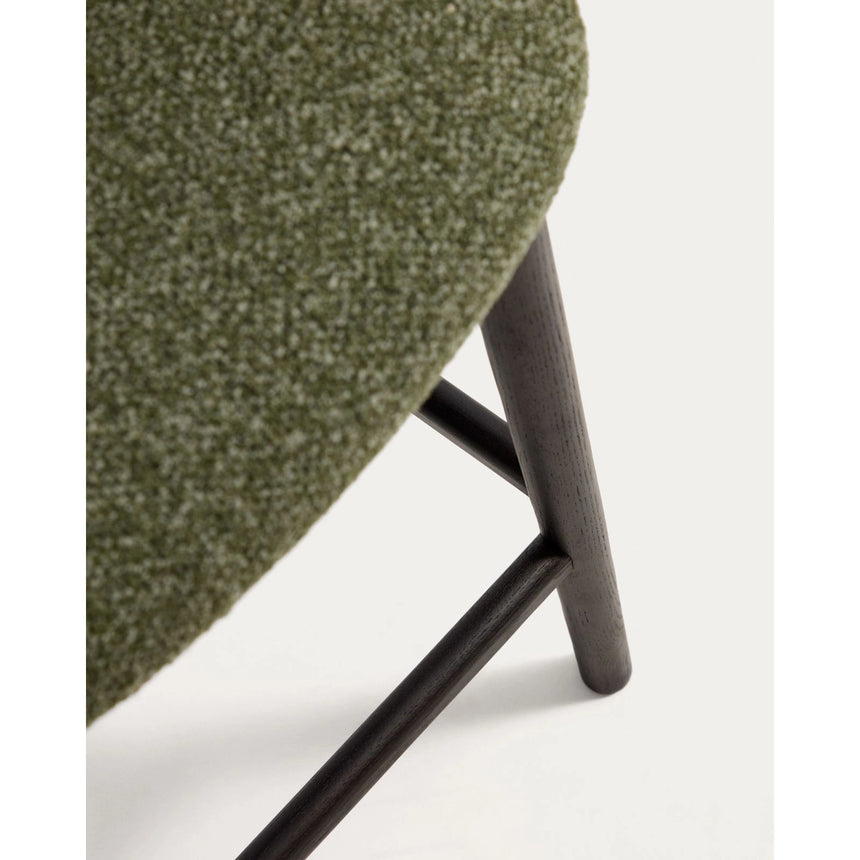 Maina Hocker aus grünem dickem Chenille mit Beinen aus massivem Eschenholz in Ebenholzoptik, FSC Mix Credit 65 cm von Kave Home – Bild 9