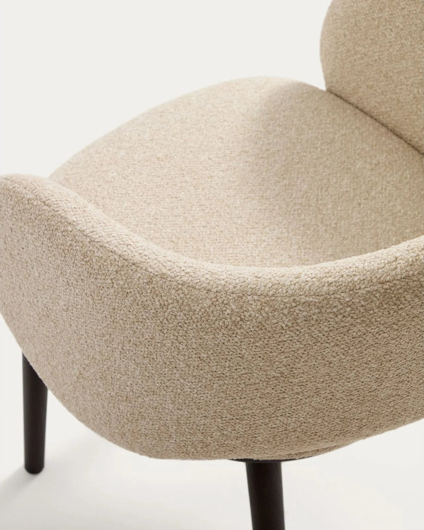 Maina Stuhl aus beigem dickem Chenille mit Beinen aus massivem Eschenholz in Ebenholzoptik, FSC Mix Credit von Kave Home – Bild 9