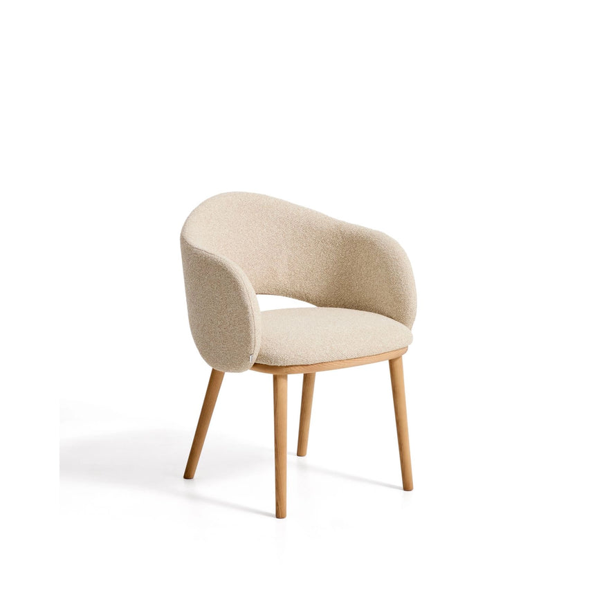 Maina Stuhl aus beigem dickem Chenille mit Beinen aus massivem Eschenholz in Naturton, FSC Mix Credit von Kave Home – Bild 1