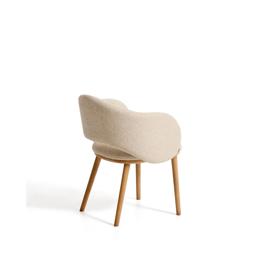 Maina Stuhl aus beigem dickem Chenille mit Beinen aus massivem Eschenholz in Naturton, FSC Mix Credit von Kave Home – Bild 4