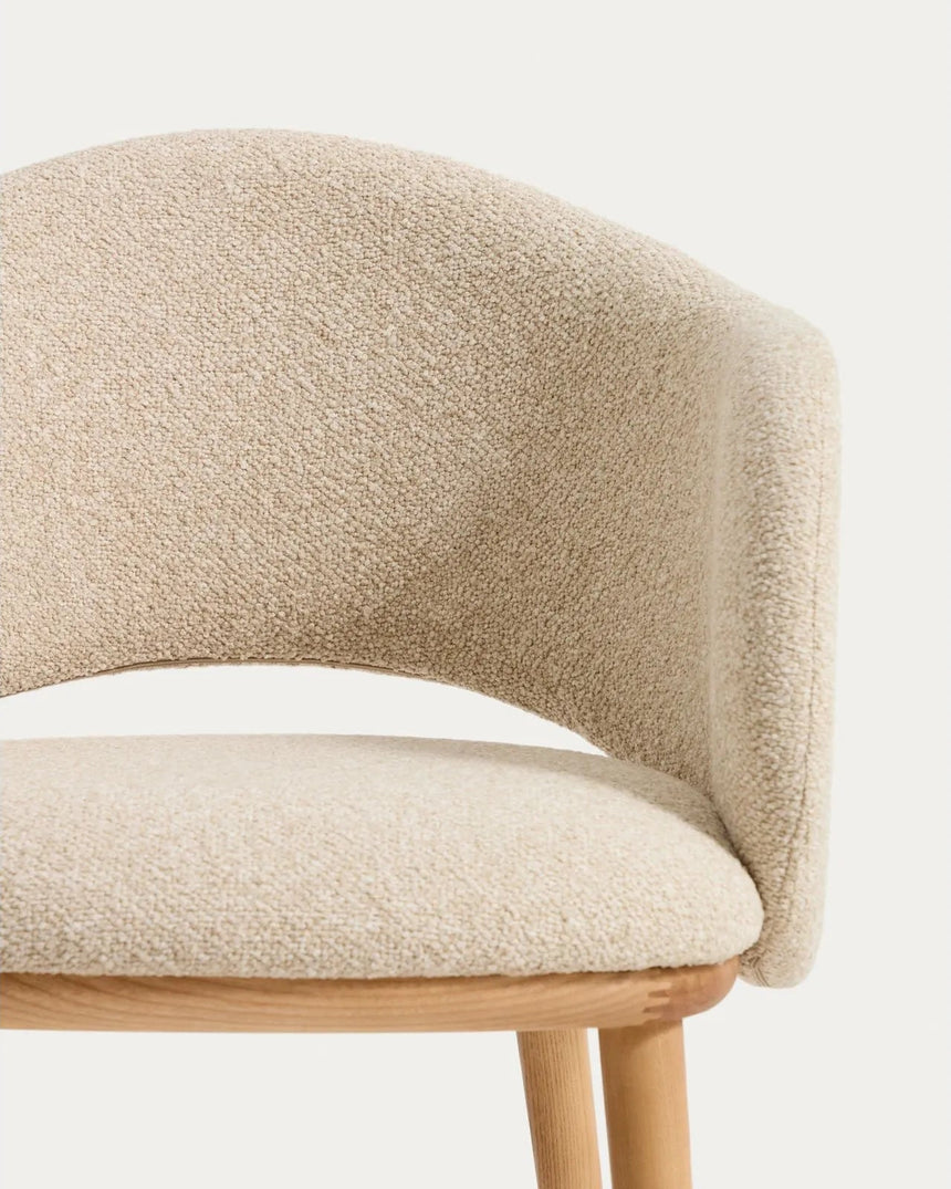 Maina Stuhl aus beigem dickem Chenille mit Beinen aus massivem Eschenholz in Naturton, FSC Mix Credit von Kave Home – Bild 7
