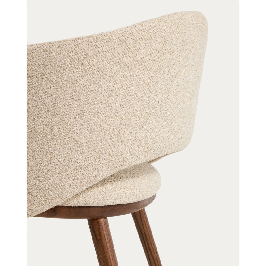 Maina Stuhl aus beigem dickem Chenille mit Beinen aus massivem Eschenholz in Walnussoptik, FSC Mix Credit von Kave Home – Bild 10