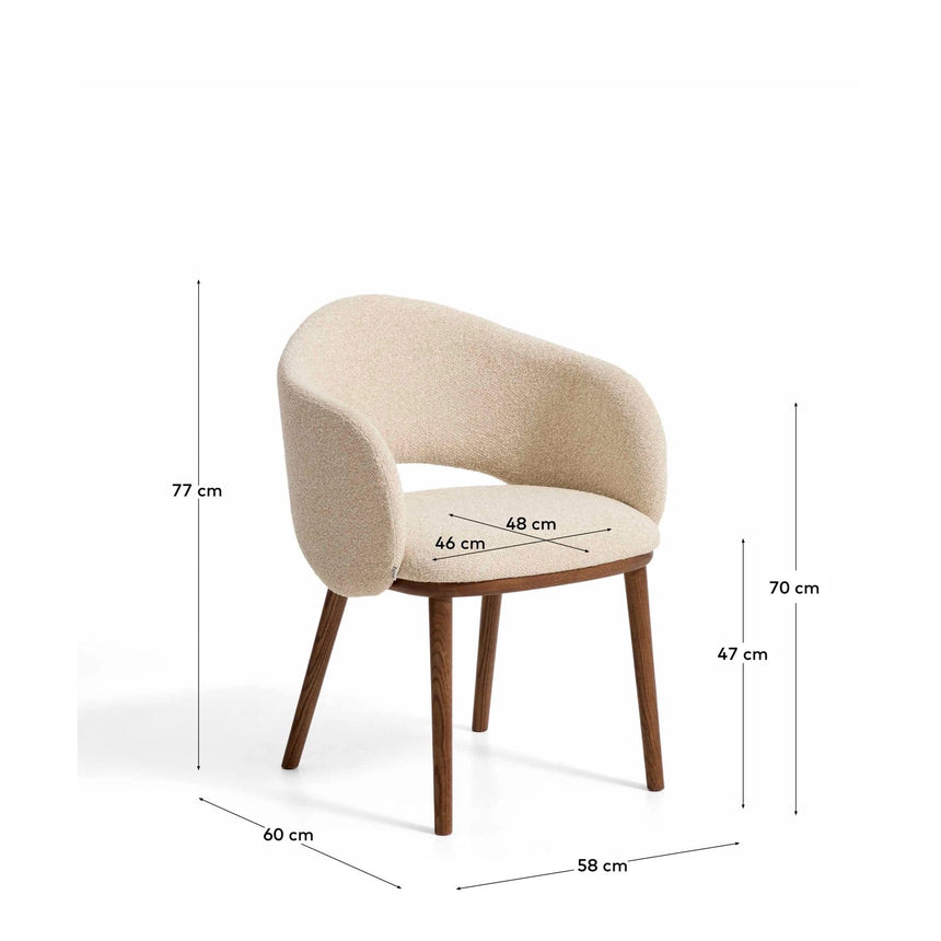 Maina Stuhl aus beigem dickem Chenille mit Beinen aus massivem Eschenholz in Walnussoptik, FSC Mix Credit von Kave Home – Bild 2