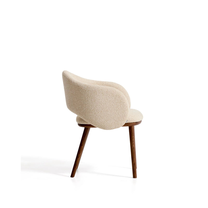 Maina Stuhl aus beigem dickem Chenille mit Beinen aus massivem Eschenholz in Walnussoptik, FSC Mix Credit von Kave Home – Bild 3