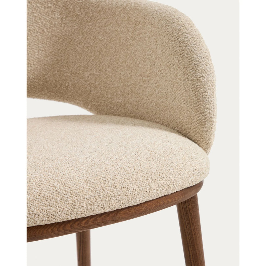 Maina Stuhl aus beigem dickem Chenille mit Beinen aus massivem Eschenholz in Walnussoptik, FSC Mix Credit von Kave Home – Bild 8
