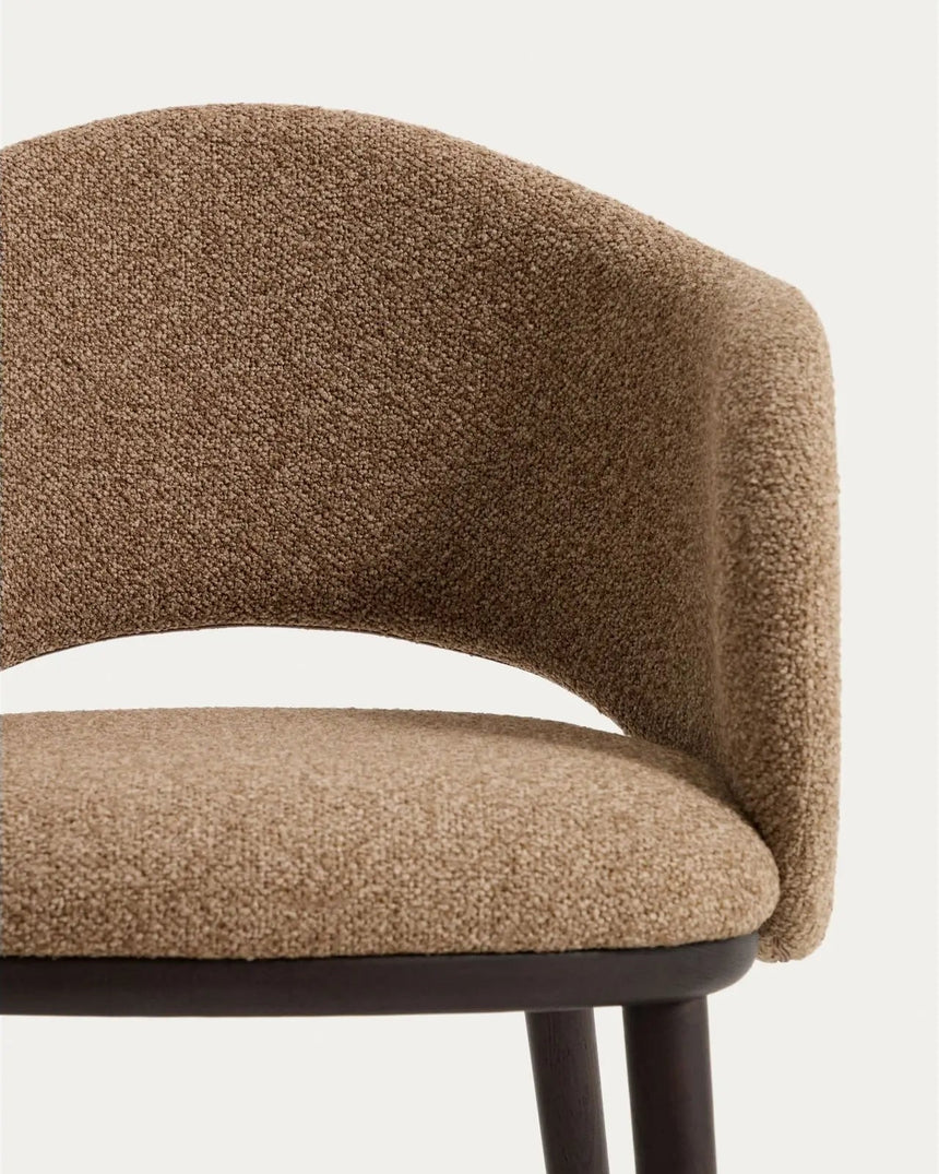 Maina Stuhl aus braunem dickem Chenille mit Beinen aus massivem Eschenholz in Ebenholzoptik, FSC Mix Credit von Kave Home – Bild 7