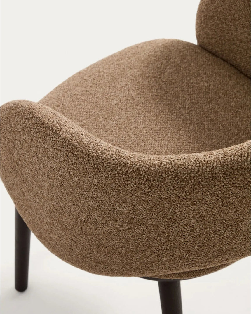 Maina Stuhl aus braunem dickem Chenille mit Beinen aus massivem Eschenholz in Ebenholzoptik, FSC Mix Credit von Kave Home – Bild 9