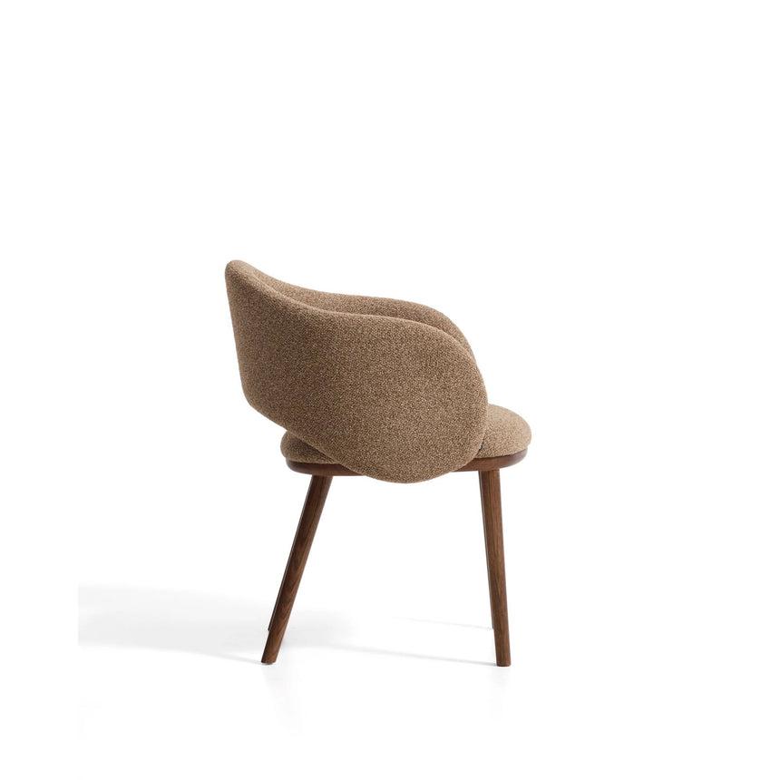 Maina Stuhl aus braunem dickem Chenille mit Beinen aus massivem Eschenholz in Walnussoptik, FSC Mix Credit von Kave Home – Bild 3