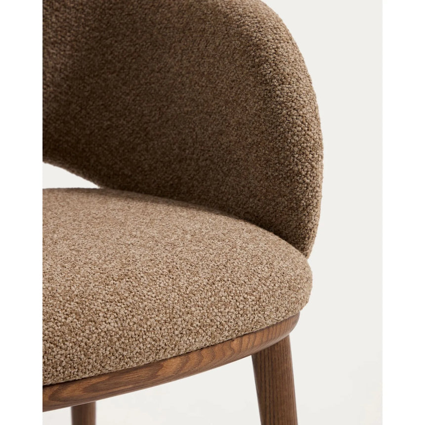 Maina Stuhl aus braunem dickem Chenille mit Beinen aus massivem Eschenholz in Walnussoptik, FSC Mix Credit von Kave Home – Bild 8