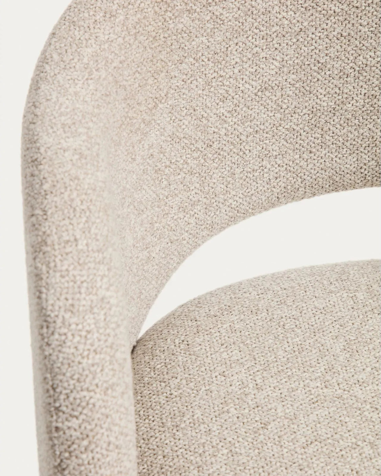Maina Stuhl aus dicker beigefarbener Chenille mit schwarzen Stahlbeinen mit schwarzer Beschichtung FSC Mix Credit von Kave Home – Bild 10