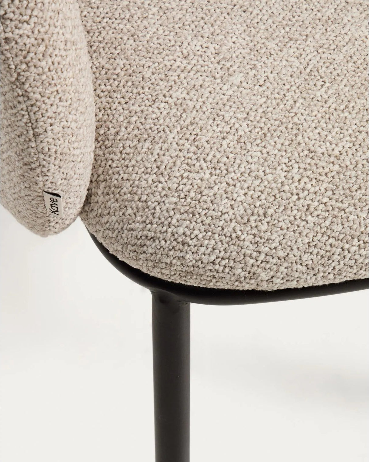 Maina Stuhl aus dicker beigefarbener Chenille mit schwarzen Stahlbeinen mit schwarzer Beschichtung FSC Mix Credit von Kave Home – Bild 11