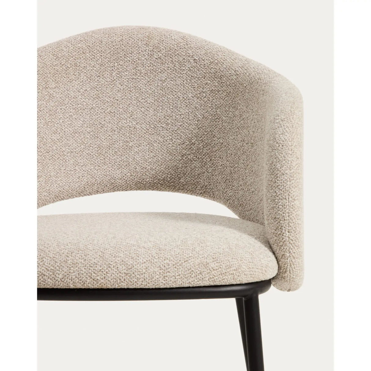 Maina Stuhl aus dicker beigefarbener Chenille mit schwarzen Stahlbeinen mit schwarzer Beschichtung FSC Mix Credit von Kave Home – Bild 7