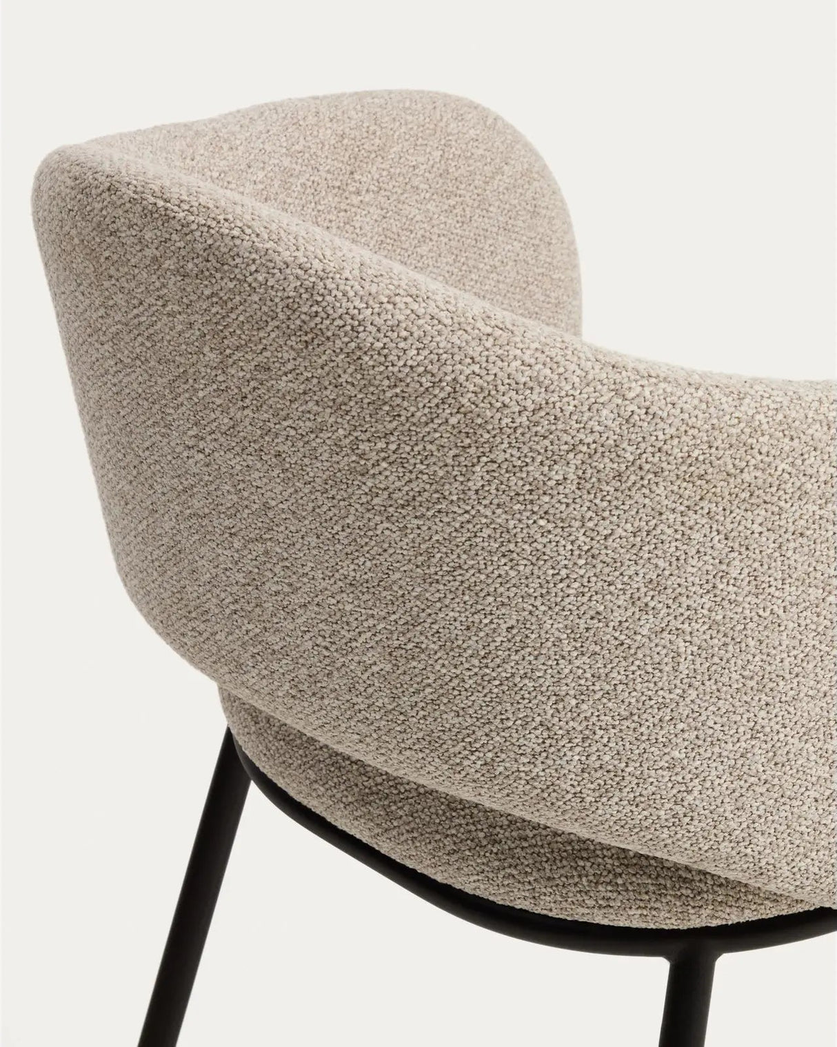 Maina Stuhl aus dicker beigefarbener Chenille mit schwarzen Stahlbeinen mit schwarzer Beschichtung FSC Mix Credit von Kave Home – Bild 8