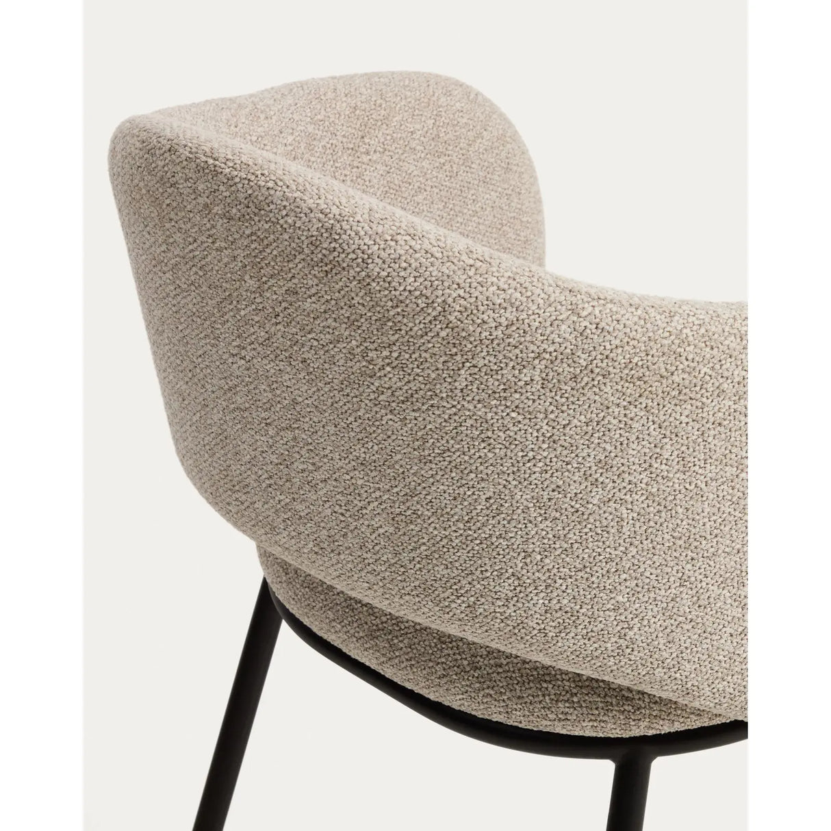 Maina Stuhl aus dicker beigefarbener Chenille mit schwarzen Stahlbeinen mit schwarzer Beschichtung FSC Mix Credit von Kave Home – Bild 8