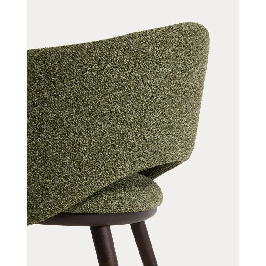 Maina Stuhl aus grünem festem Chenille und Beinen aus massivem Eschenholz mit Finish in Ebenholzoptik FSC Mix Credit von Kave Home – Bild 10