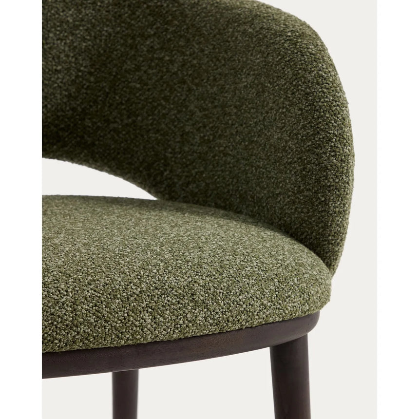 Maina Stuhl aus grünem festem Chenille und Beinen aus massivem Eschenholz mit Finish in Ebenholzoptik FSC Mix Credit von Kave Home – Bild 8