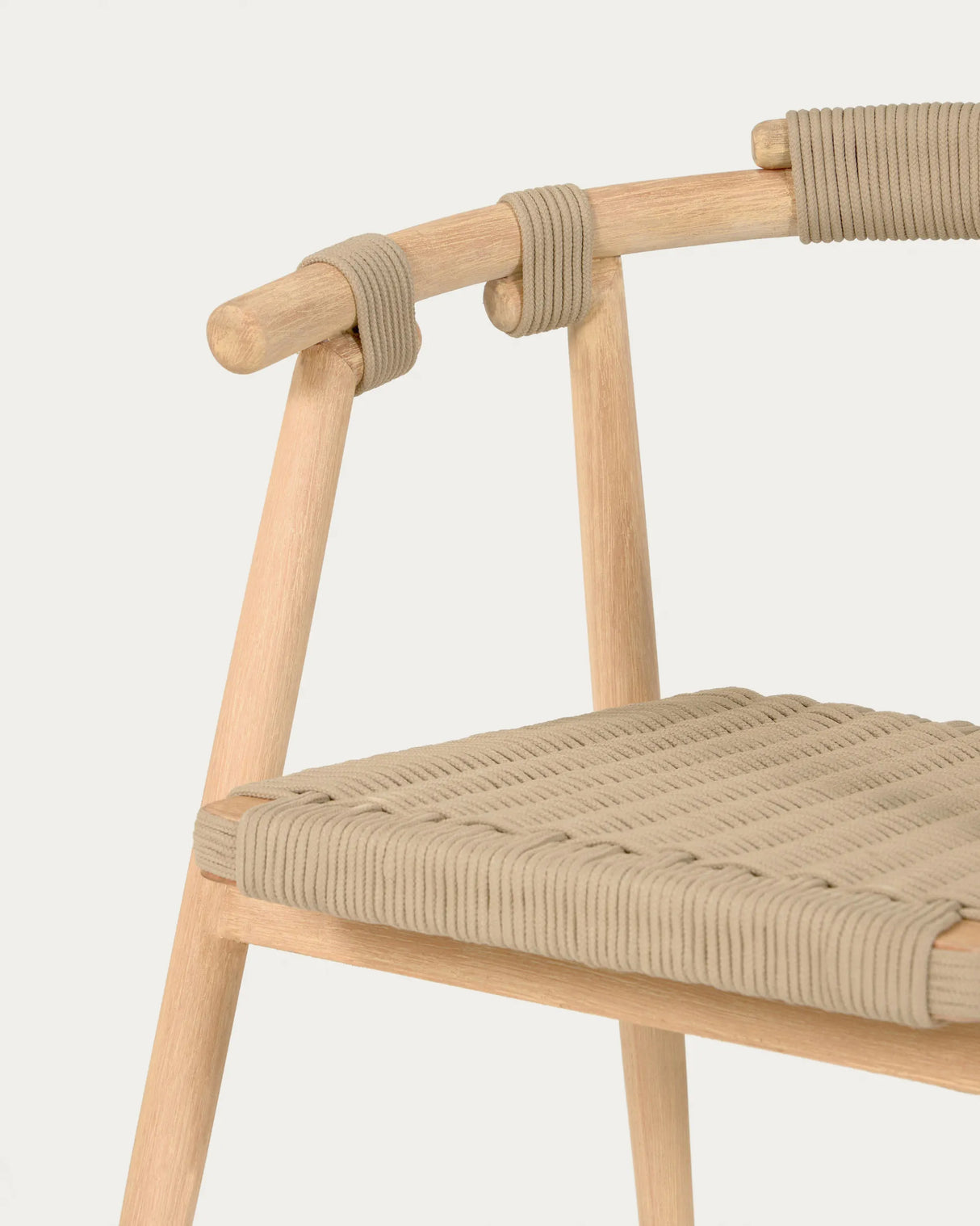 Majela stapelbarer Stuhl aus massivem Eukalyptusholz mit Finish Eichen-Optik und beigem Seil FSC 100% von Kave Home – Produktbild 12