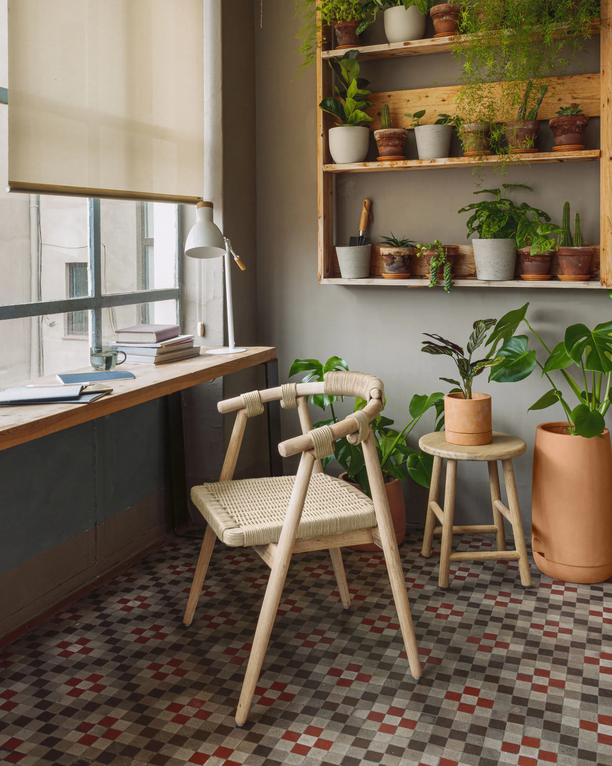 Majela stapelbarer Stuhl aus massivem Eukalyptusholz mit Finish Eichen-Optik und beigem Seil FSC 100% von Kave Home – Produktbild 2