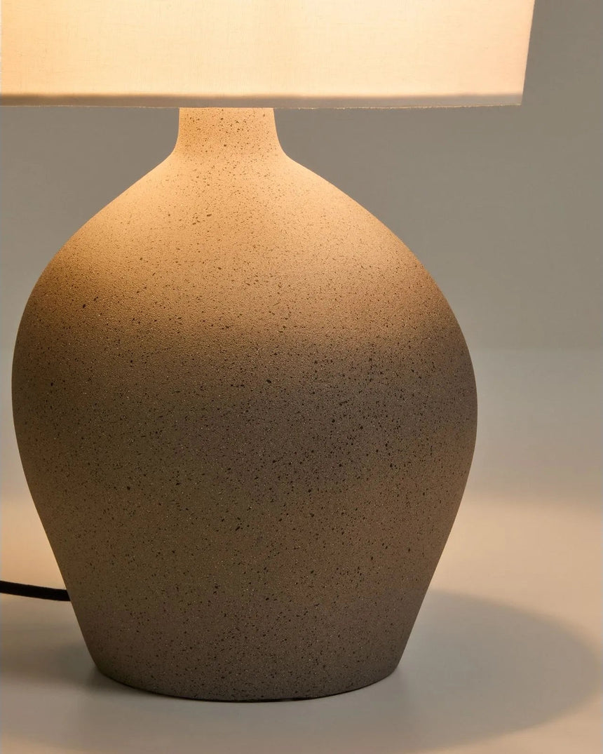 Mittlere Tischlampe Viona in strukturierter Steinoptik mit einem Lampenschirm aus Baumwolle von Kave Home – Bild 4