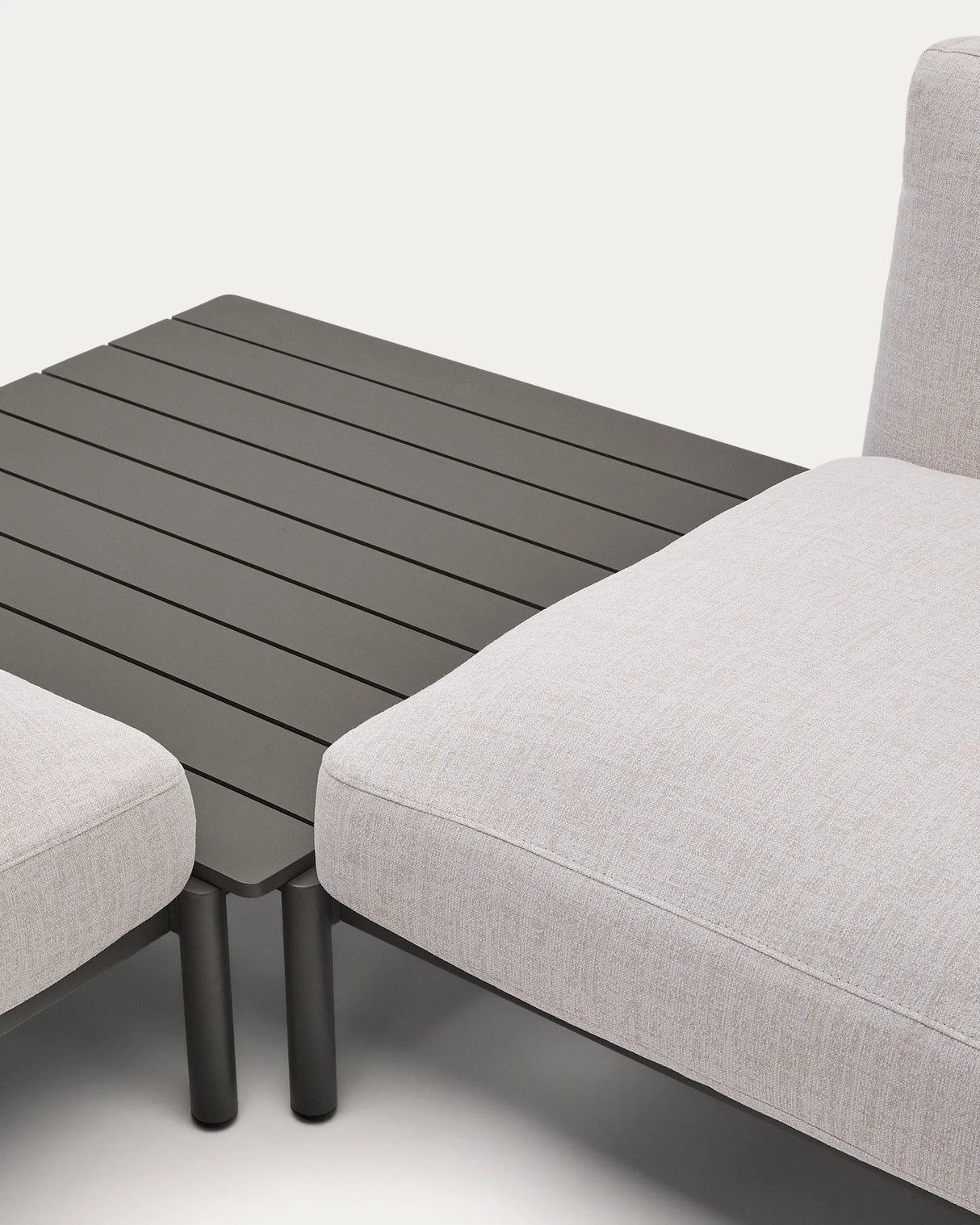 Modulares Outdoor-Ecksofa Sorells mit 4 Sitzplätzen mit beigefarbener Polsterung und grauem Aluminium, mit Tisch aus Teakholz, 353 x 316,5 cm, FSC 100 % von Kave Home – Produktbild 2