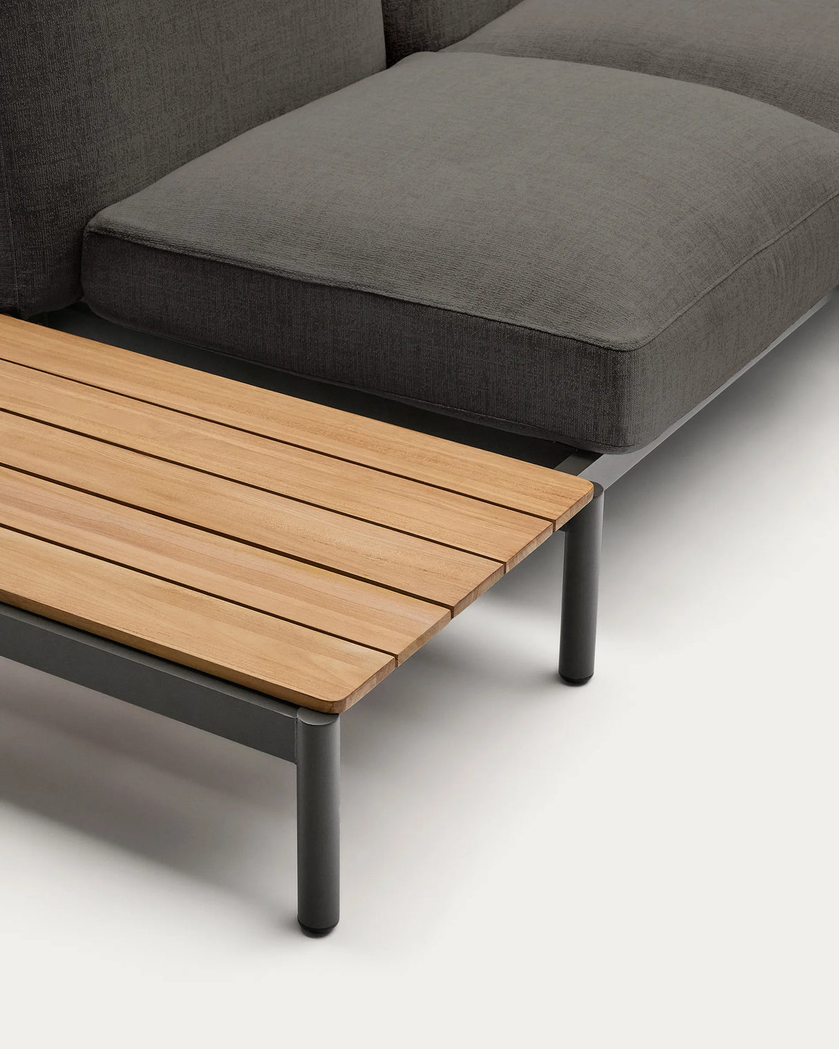 Modulares Outdoor-Ecksofa Sorells mit 4 Sitzplätzen mit grauer Polsterung und grauem Aluminium, mit Tisch aus Teakholz, 353 x 316,5 cm, FSC 100 % von Kave Home – Produktbild 1