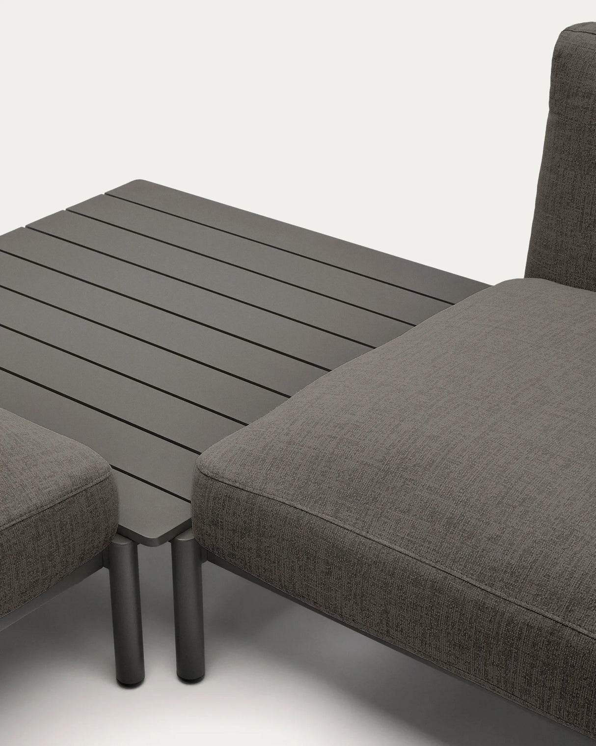 Modulares Outdoor-Ecksofa Sorells mit 4 Sitzplätzen mit grauer Polsterung und grauem Aluminium, mit Tisch aus Teakholz, 353 x 316,5 cm, FSC 100 % von Kave Home – Produktbild 2