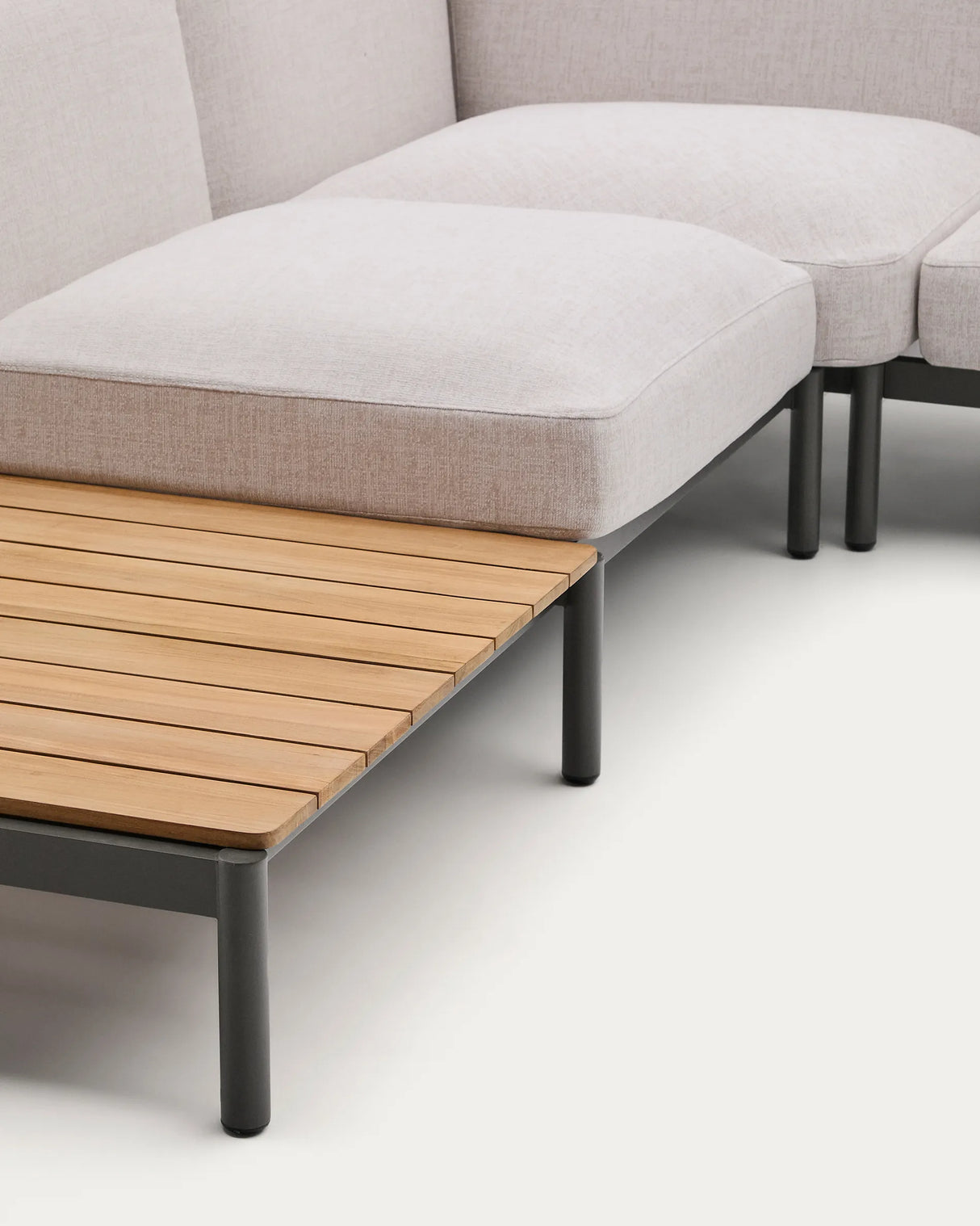 Modulares Outdoor-Ecksofa Sorells mit 5 Sitzplätzen mit beigefarbener Polsterung und grünem Aluminium, mit Tischen aus Teakholz, 277 x 446 cm, FSC 100 % von Kave Home – Produktbild 1