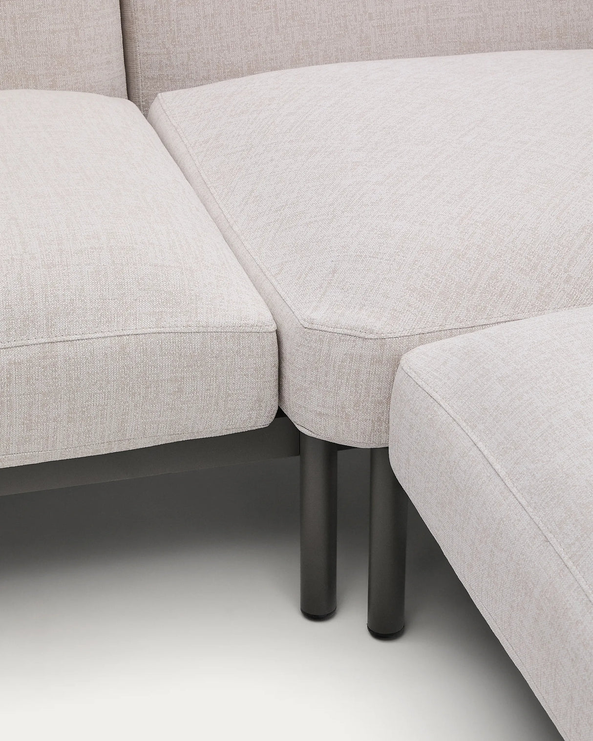 Modulares Outdoor-Ecksofa Sorells mit 5 Sitzplätzen mit beigefarbener Polsterung und grünem Aluminium, mit Tischen aus Teakholz, 277 x 446 cm, FSC 100 % von Kave Home – Produktbild 2