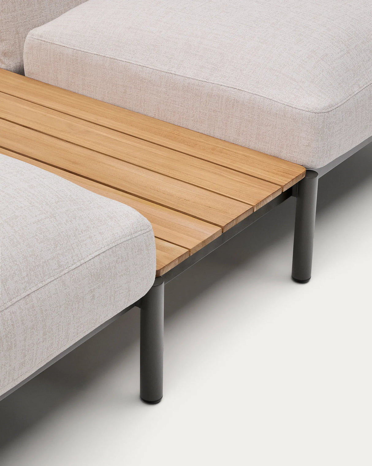 Modulares Outdoor-Ecksofa Sorells mit 5 Sitzplätzen mit beigefarbener Polsterung und grünem Aluminium, mit Tischen aus Teakholz, 277 x 446 cm, FSC 100 % von Kave Home – Produktbild 3