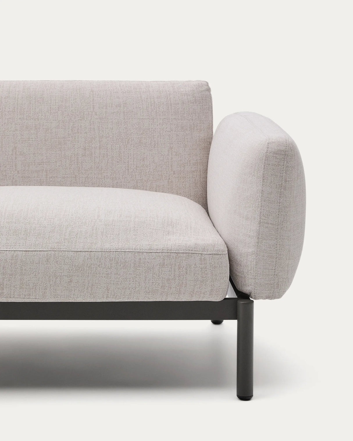 Modulares Outdoor-Ecksofa Sorells mit 5 Sitzplätzen mit beigefarbener Polsterung und grünem Aluminium, mit Tischen aus Teakholz, 277 x 446 cm, FSC 100 % von Kave Home – Produktbild 4