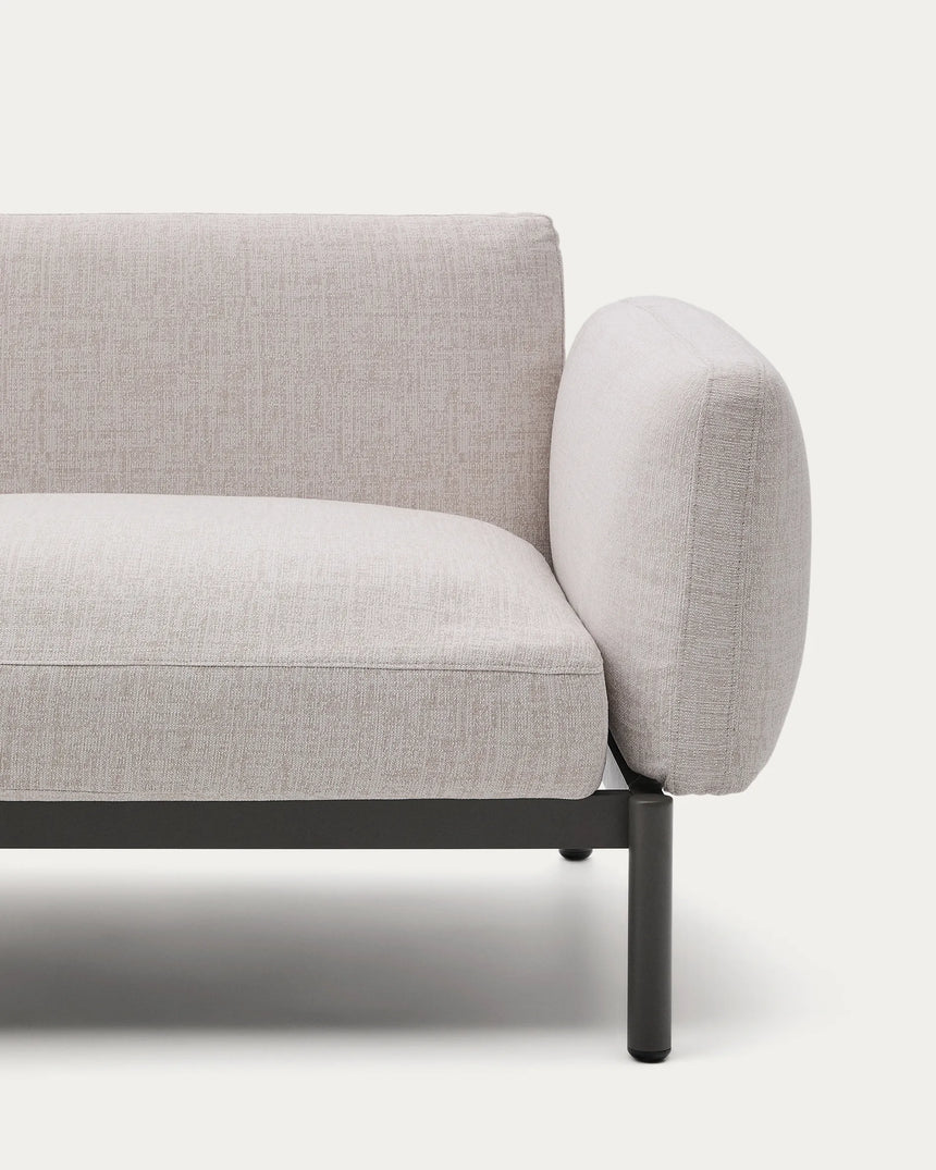 Modulares Outdoor-Ecksofa Sorells mit 5 Sitzplätzen mit beigefarbener Polsterung und grünem Aluminium, mit Tischen aus Teakholz, 277 x 446 cm, FSC 100 % von Kave Home – Produktbild 4