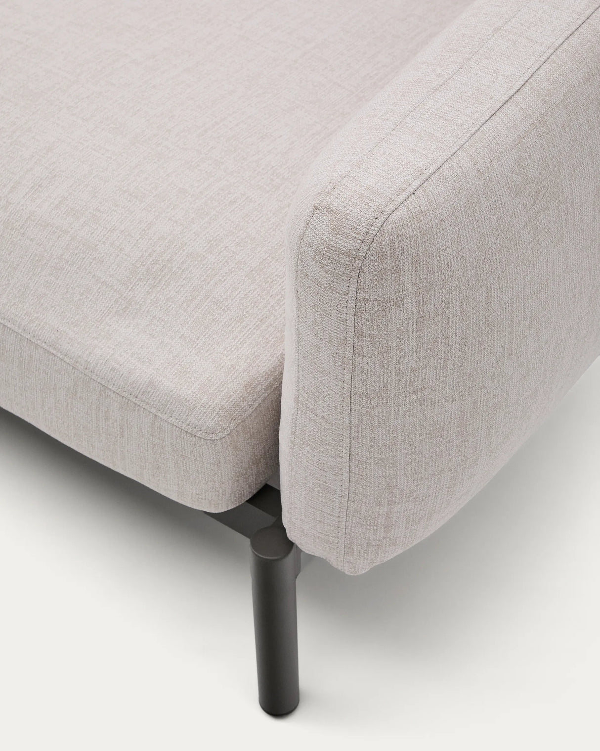 Modulares Outdoor-Ecksofa Sorells mit 5 Sitzplätzen mit beigefarbener Polsterung und grünem Aluminium, mit Tischen aus Teakholz, 277 x 446 cm, FSC 100 % von Kave Home – Produktbild 5