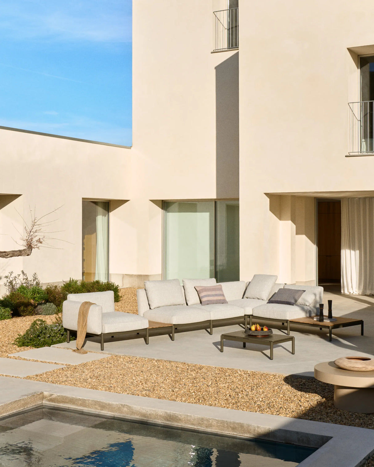 Modulares Outdoor-Ecksofa Sorells mit 5 Sitzplätzen mit beigefarbener Polsterung und grünem Aluminium, mit Tischen aus Teakholz, 277 x 446 cm, FSC 100 % von Kave Home – Produktbild 7