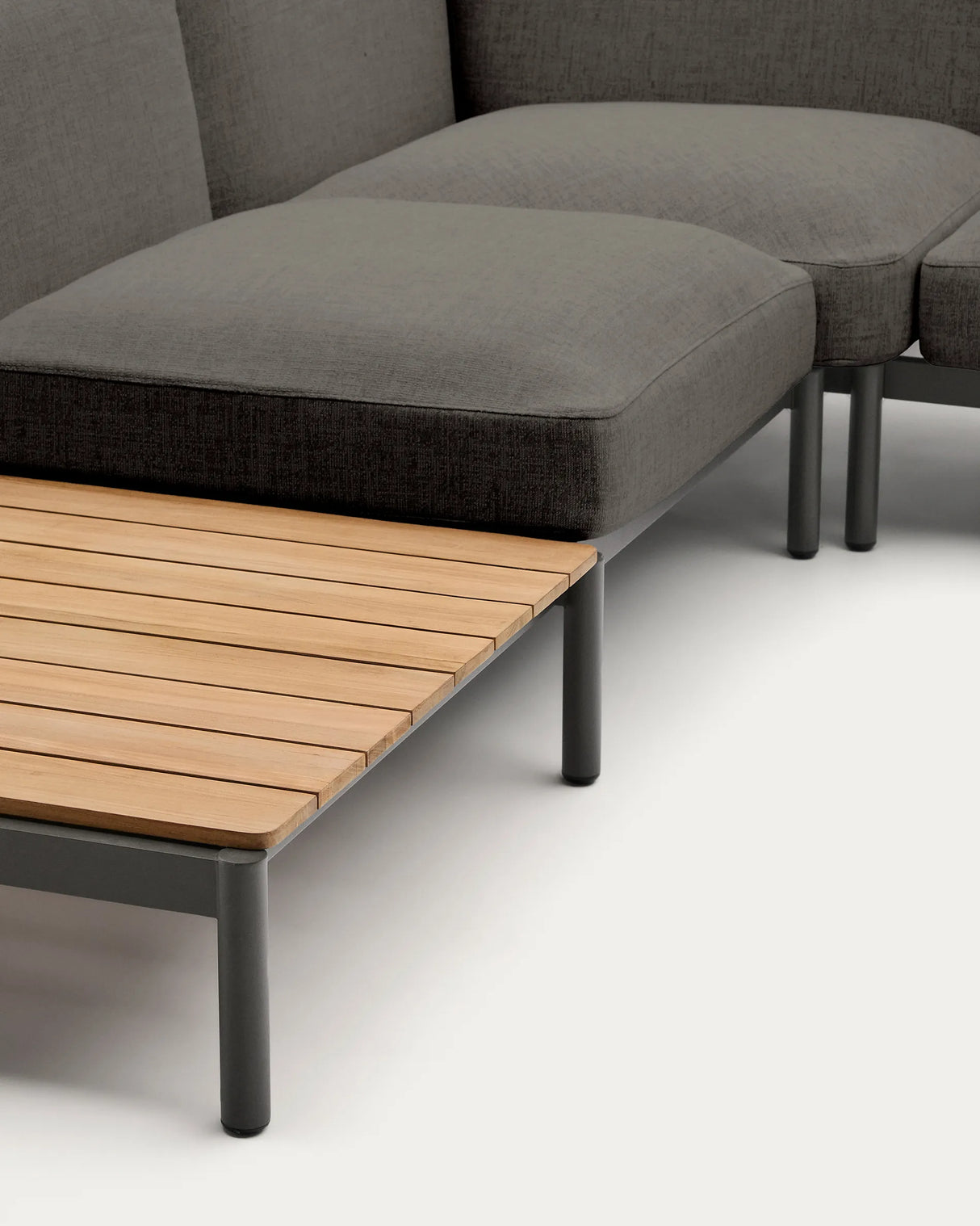 Modulares Outdoor-Ecksofa Sorells mit 5 Sitzplätzen mit grauer Polsterung und grauem Aluminium, mit Tischen aus Teakholz, 277 x 446 cm, FSC 100 % von Kave Home – Produktbild 1